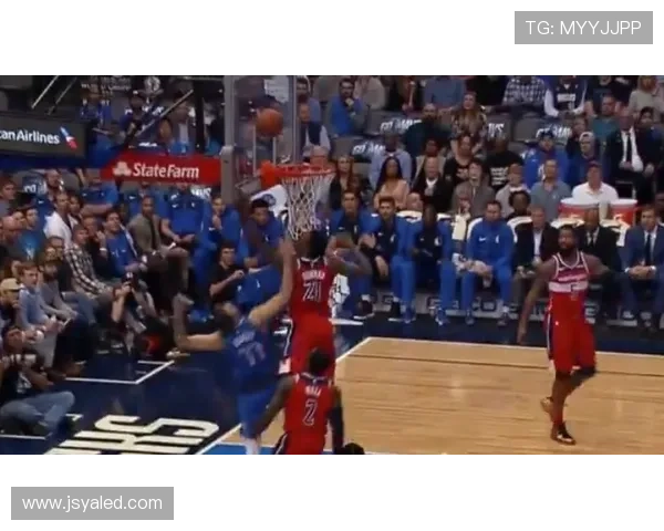 麦康奈尔突破篮下强势上篮压哨命中展现绝佳个人能力与比赛紧张气氛